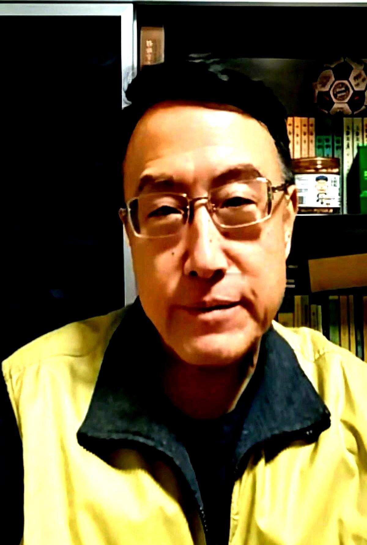 30岁了，不图钱多，图能踢上球。韦世豪不要500万签字费，主动签“踢不上就扣钱