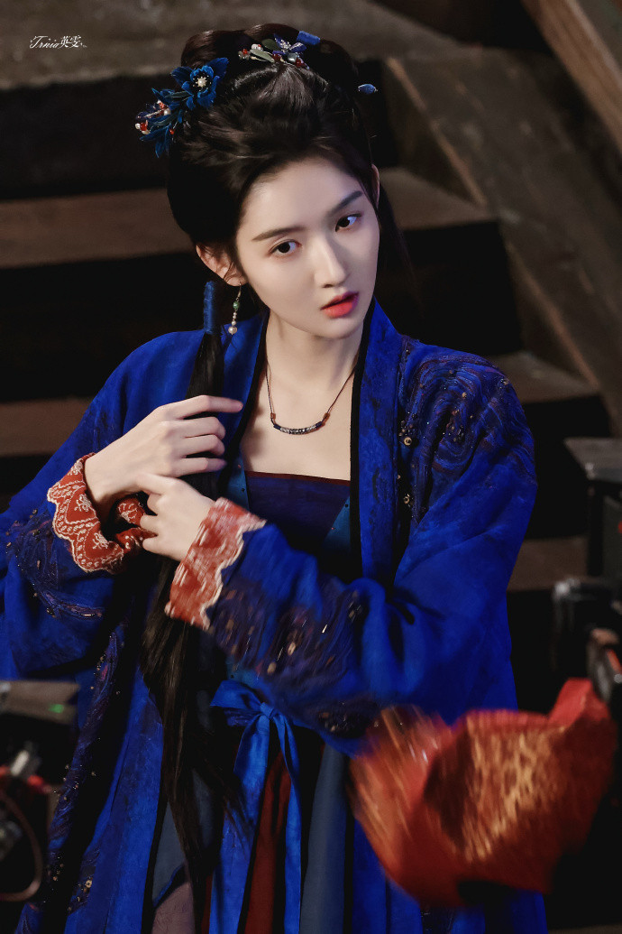 王玉雯《白衣公卿》阿俏路透，王姐把这个蓝色穿的好美！​​​