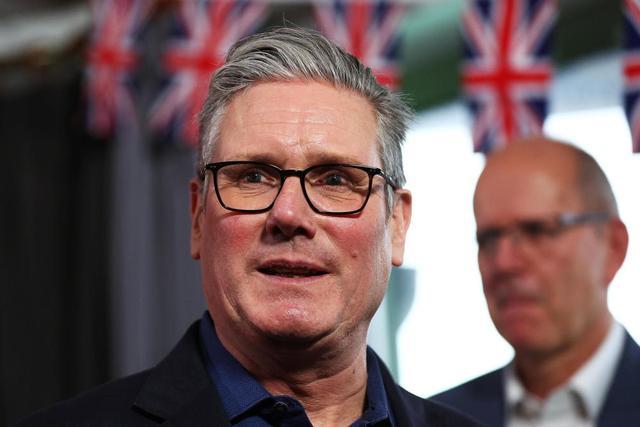 两头讨好，两头全得罪！英国首相斯坦默宣布辞职。斯坦默的离开，终究到底还是自己的问