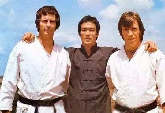 那年，李小龙和武术指导黄家达一言不合大打出手，黄家达是泰拳冠军，同时还担任过飞虎