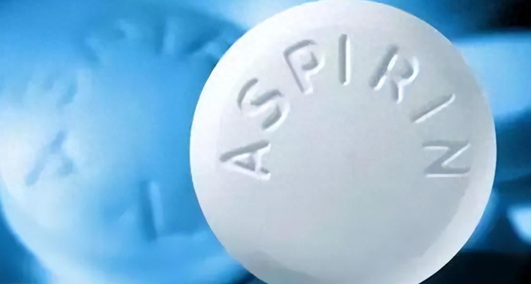 长期服用阿司匹林肠溶片，3个危害要重视阿司匹林肠溶片在中老年人的家里几乎已经
