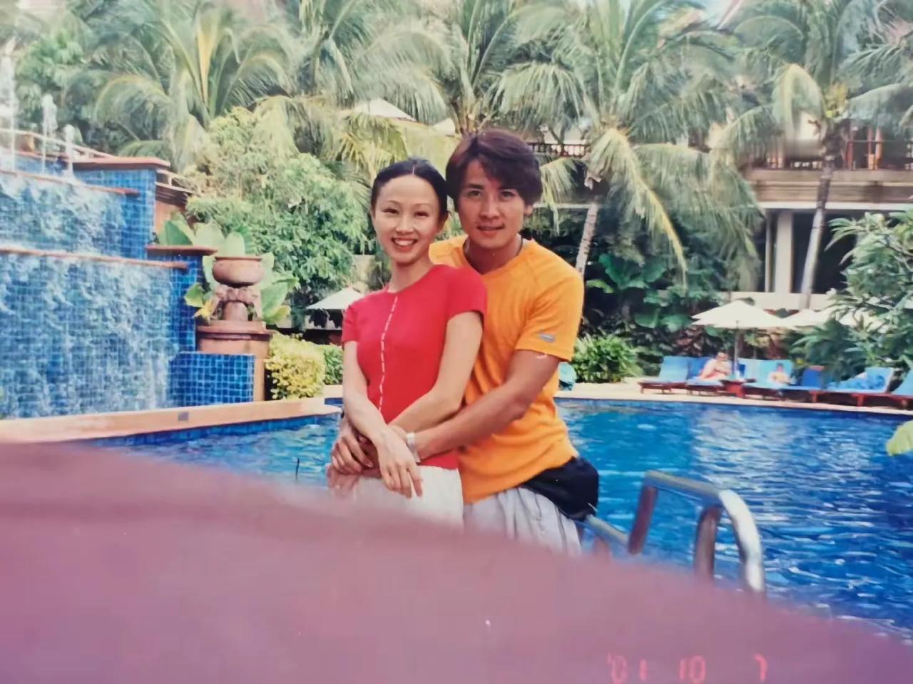 原来，保剑锋是黄慧颐的初恋也是前夫，何珈好的面子里子都丢了。再晒与前夫保剑锋