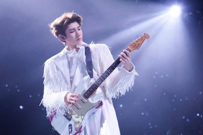 王源嚼嚼者王源这一语双关啊，是嚼嚼者，也是佼佼者，看似晒健康餐，实则全是信息素，