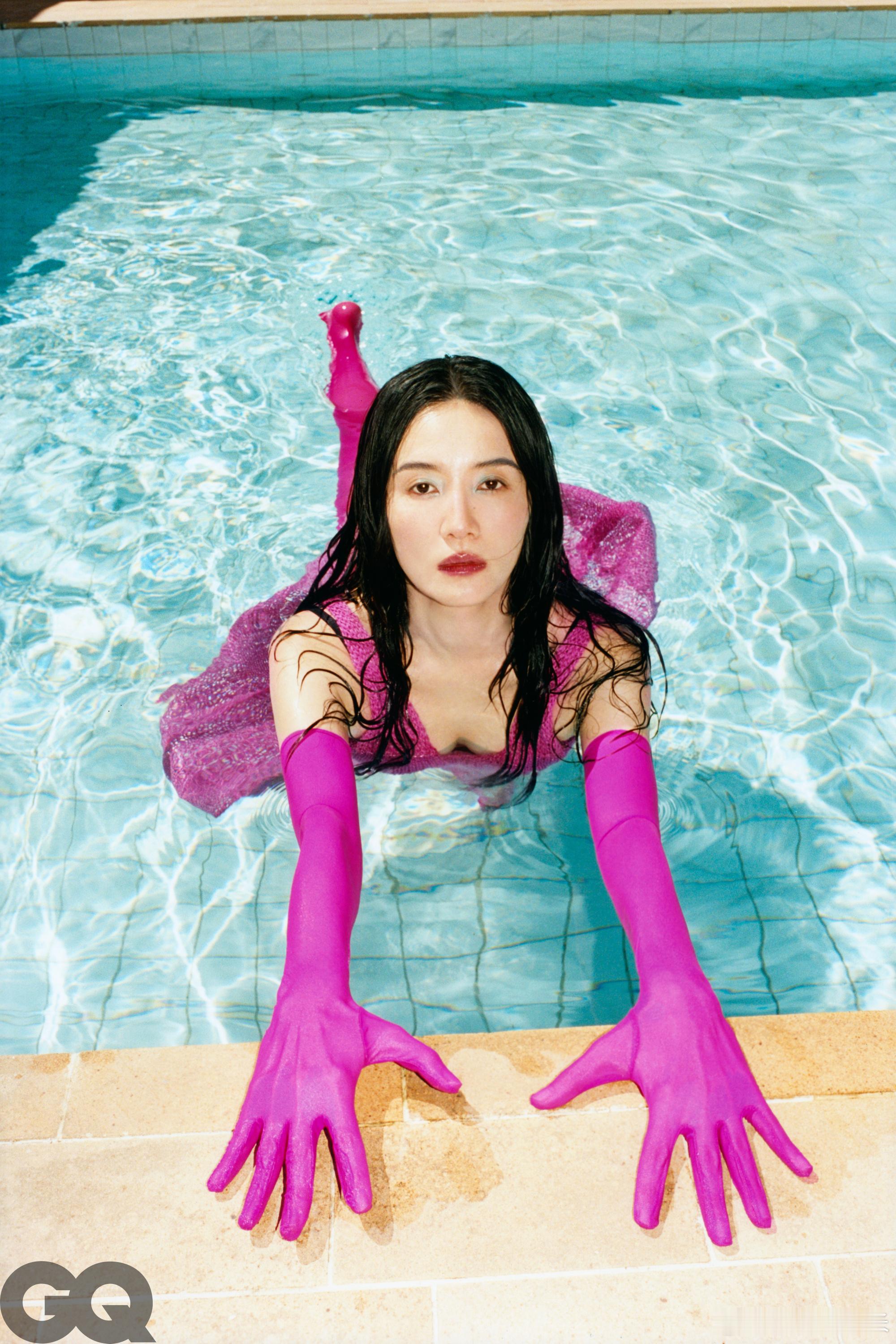 宋佳镂空泳衣四十加女性的魅力被宋佳完美诠释，镂空泳衣利落又时髦，随性戏水的自然模