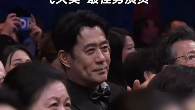 王仁君上台领飞天奖视帝，镜头突然切给台下的刘钧。那眼神，骄傲得藏都藏不住。《知否》里演他爹的，戏外比