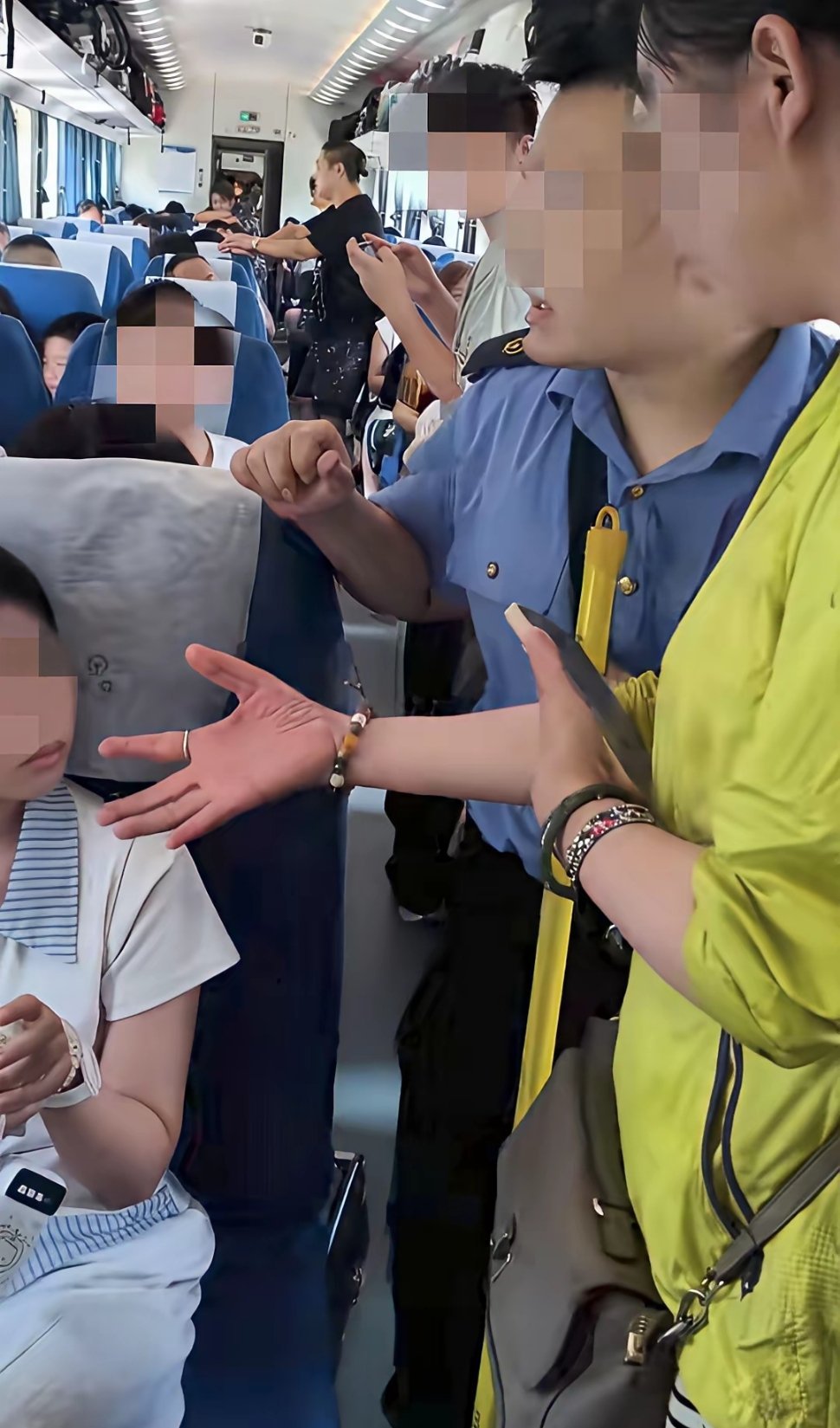 火车多买一张票放东西，该不该给站票的陌生人让座？两个小姑娘坐长途火车，买了三张车