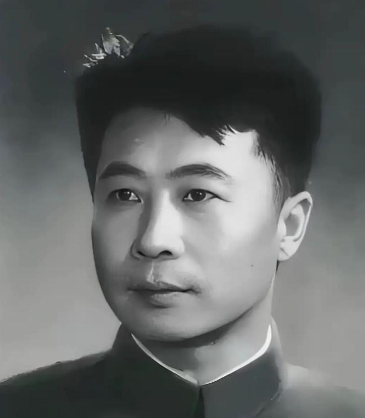 1957年，长篇小说《林海雪原》一经出版，首印五万册三天售空。时任总政治部主任的