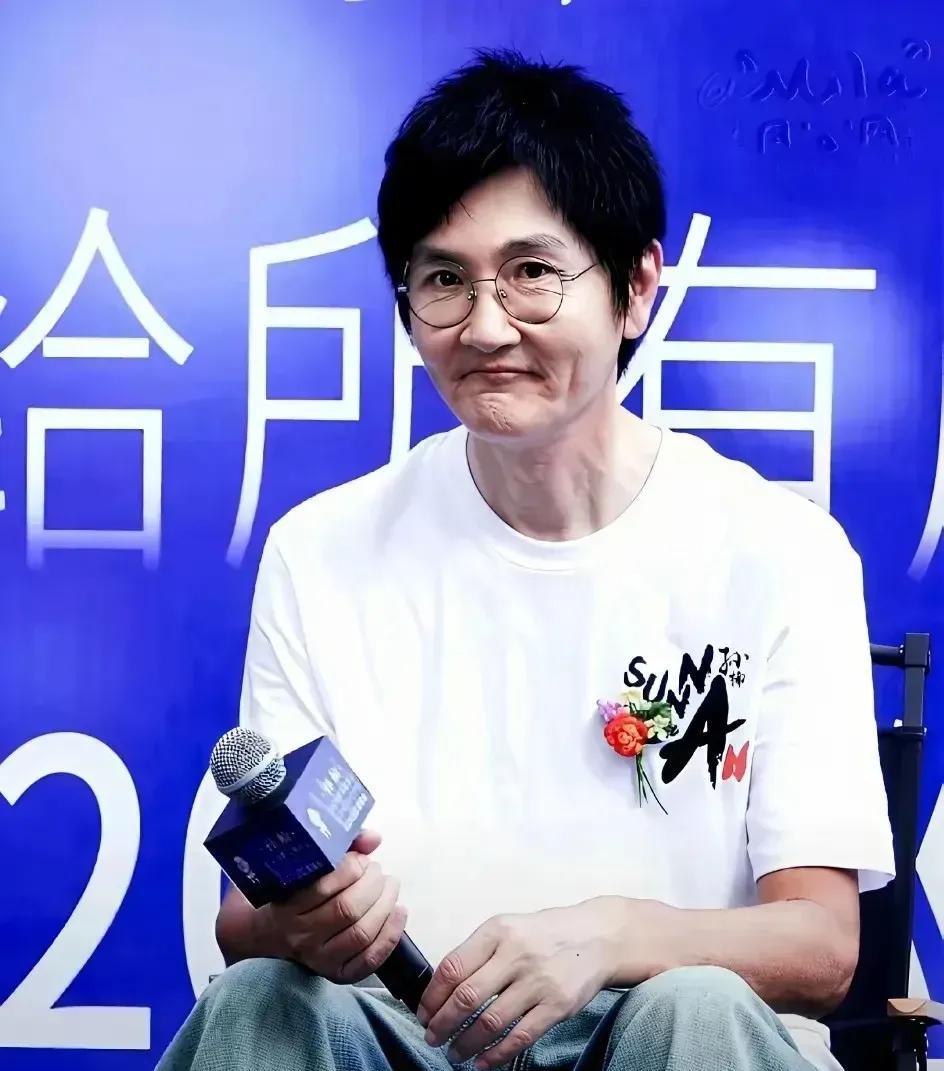 他的确是瘦了许多，瘦的就是皮包骨似的，那么难看极了他的整张脸都变形了，连脸上皱
