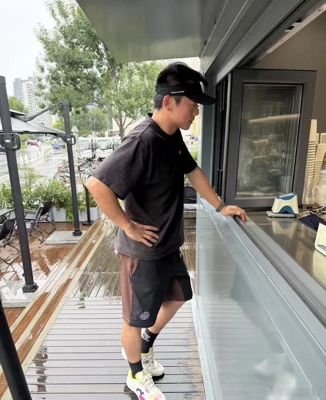 郑恺苗苗带三个娃到阿那亚度假，抽空牵手约会突遇大雨坐观光车，苗苗生完三胎穿条纹裙背影又高又瘦！网友：