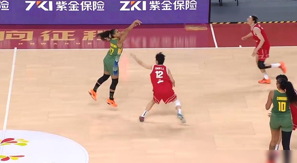 0.2秒绝平！巴西队那个近乎中场的三分球，像颗重磅炸弹直接炸翻了长沙主场。