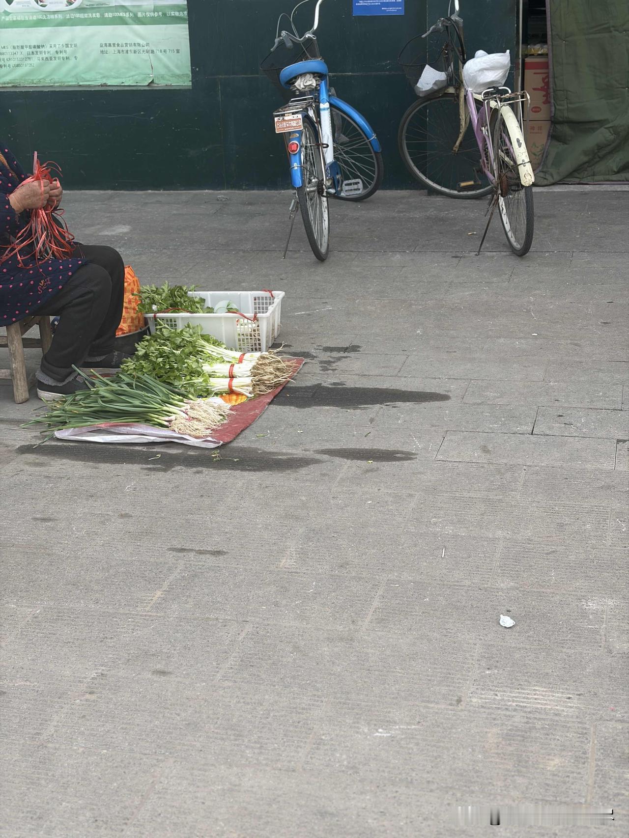 我发现有些老人的思想，真的是很难让人理解！今天准备去逛超市的时候，发现有两个
