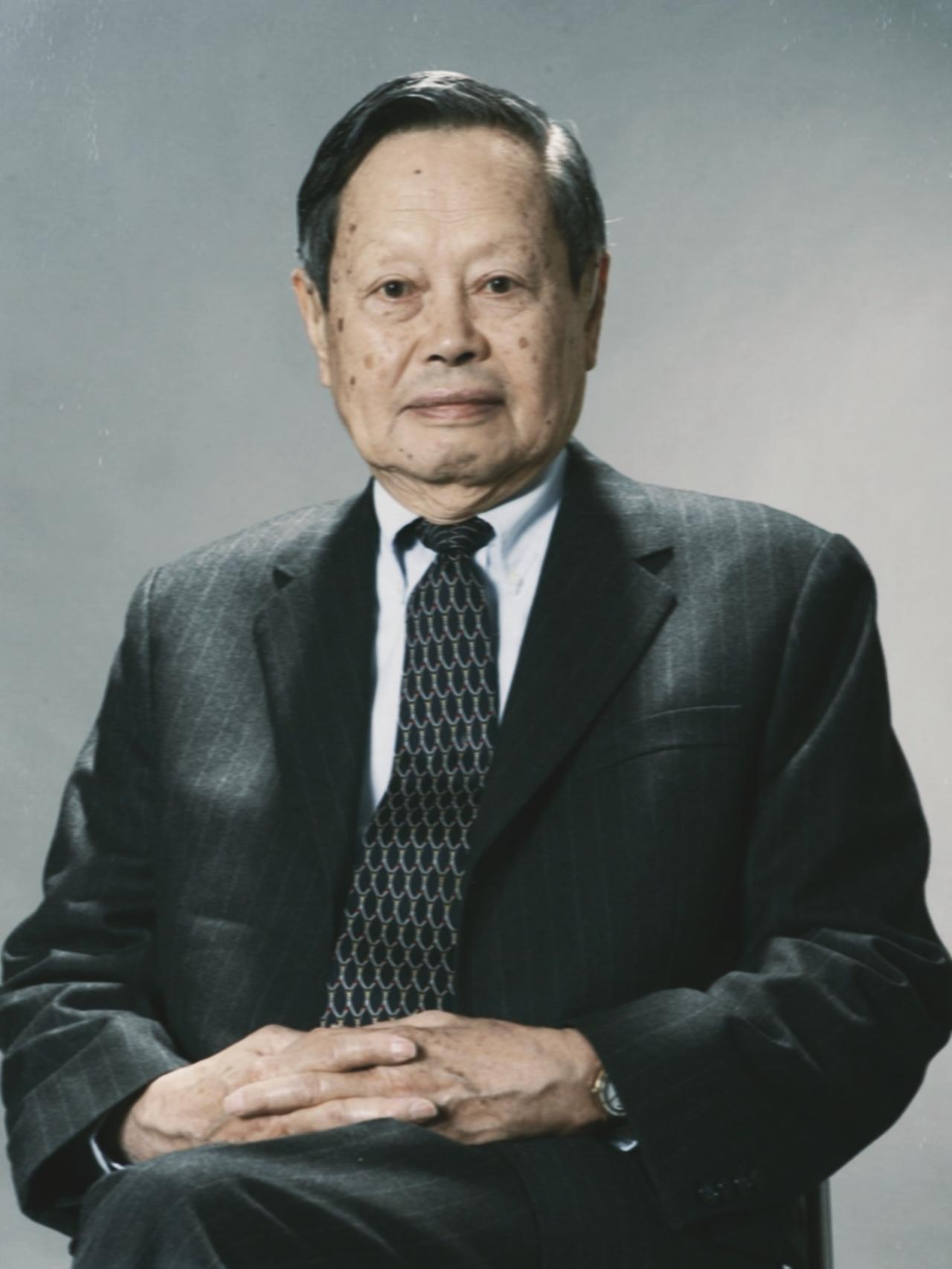 杨振宁将清华薪资，诺贝尔奖金捐献出来，看到金额，才知道多伟大！7岁住进清华园