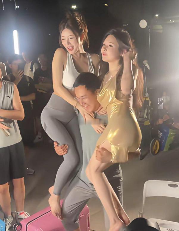 不是，大哥力气有这么大吗？两个女的估计的200斤多吧，大哥一看就练过大胖子锻