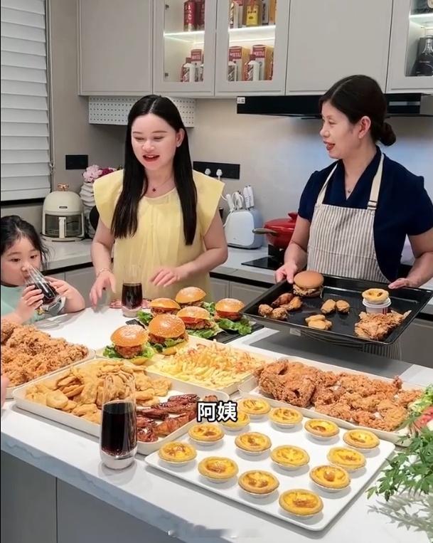 月薪1万5的保姆自制炸鸡全家桶不是...做这么多？真的吃得完吗？看到这个拍摄手