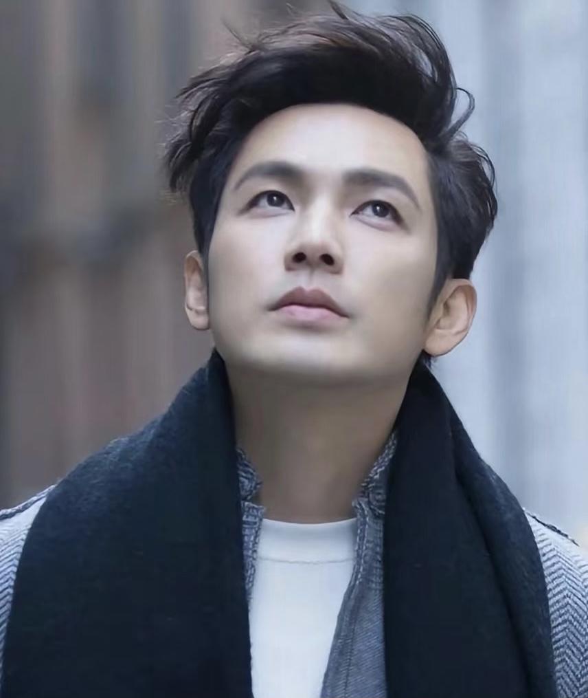 总感觉钟汉良不太对劲，他明明已经51岁了，身材走样，皮肤松弛，头发稀疏这