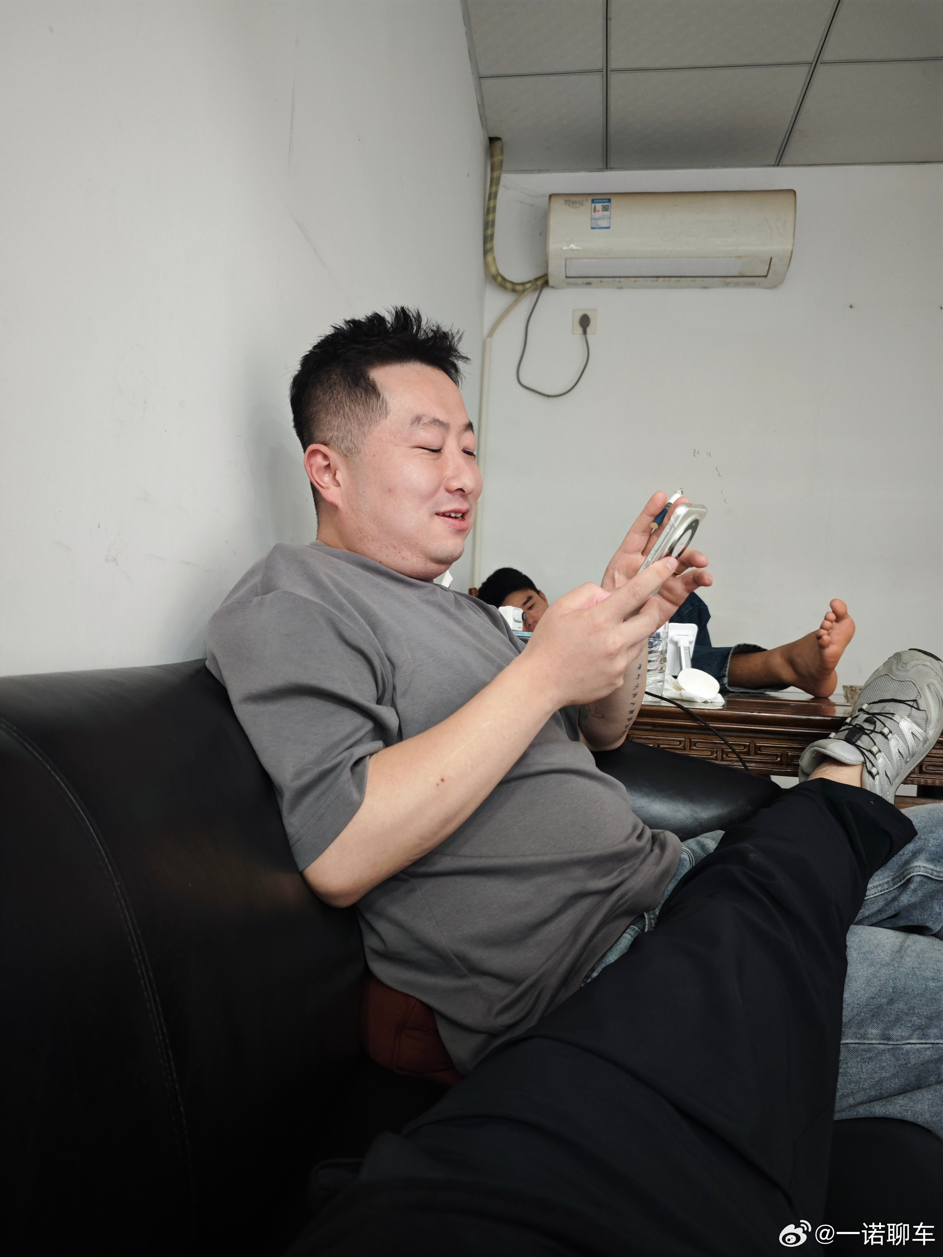 我兄弟说想支持我一把想去买个蔚来新车我说可以，他说可是现在没钱我说没关系，我