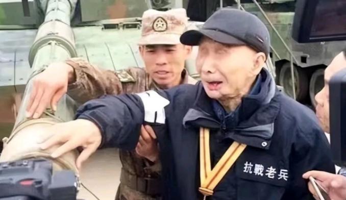 2016年，江苏无锡94岁失明老兵隐居71年，因一枚日军大印暴露身份。部队得知他