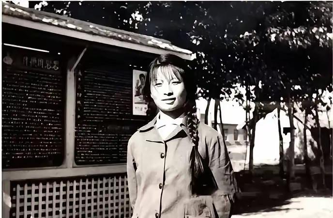1977年，谢炳义请流浪女李秀芝吃面，她甩不掉，他领回家。哑女勤快，俩人搭伙十年