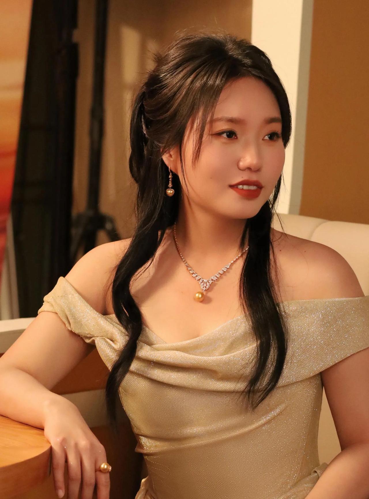 李雪琴风波现身，美出新高度，红气养人具象化了。本来姓谢的以为这次能把对方拖下水