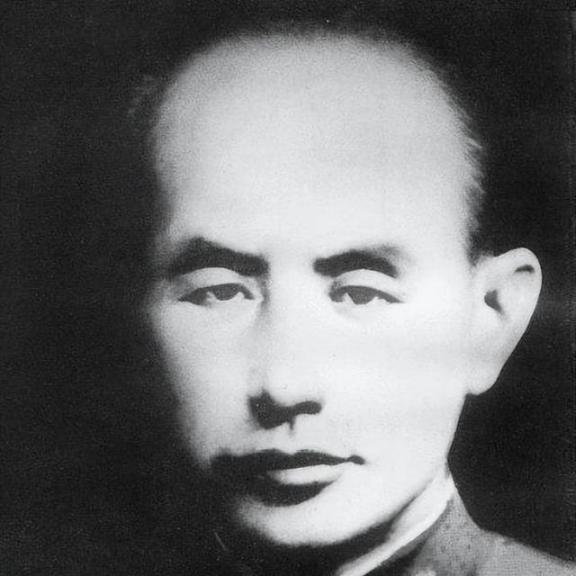 1942年夏夜，一位中年军官蜷伏在一片玉米地边，浑身是汗，手心还握着一根粗麻绳。