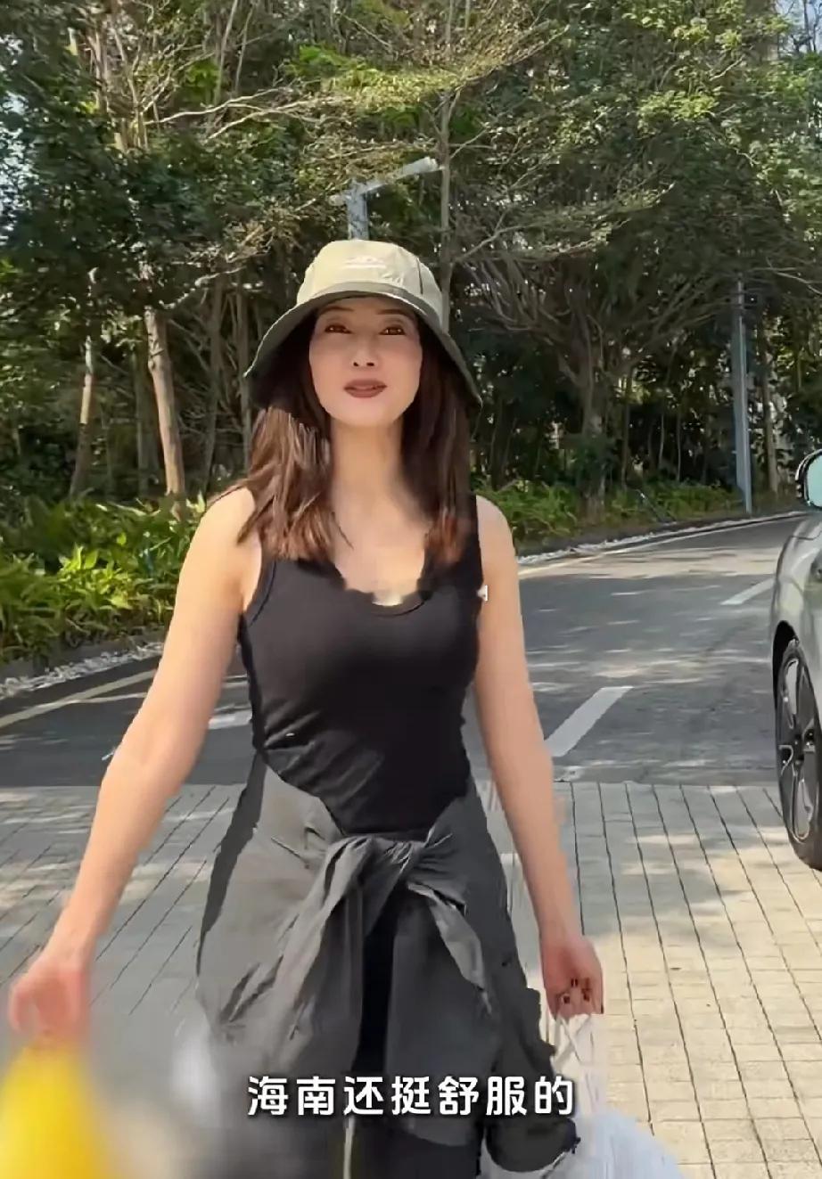 高圆圆是越老越漂亮，46岁反而更有女人味了。她最近在海南自驾游，一手提着吃的，一