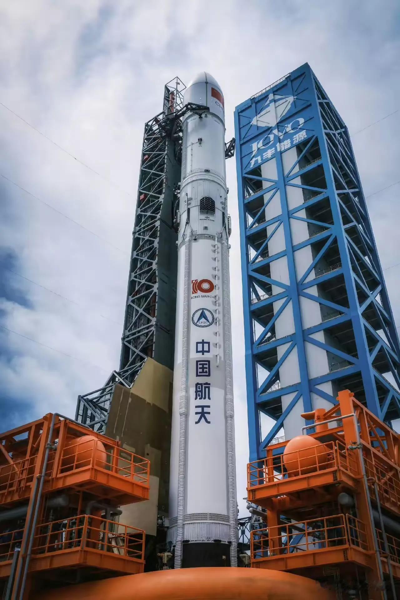 长征10号乙首次发射，箭在弦上。现在燃料加注马上就要完成了，距离发车时间还有正好