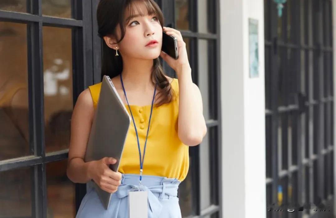 没人敢欺负的女人:1、强大。她很优秀，内核稳定，遇到事时沉着冷静，从来都