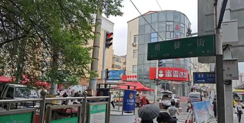 早上起来先去卫生间，蹲马桶，然后要是不洗澡就得拿花洒冲屁股，要不这一天就感觉不干