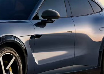 小米这是出尔反尔啊？可能大家没有注意到，YU7这款车在官方宣传图里的门把手其实