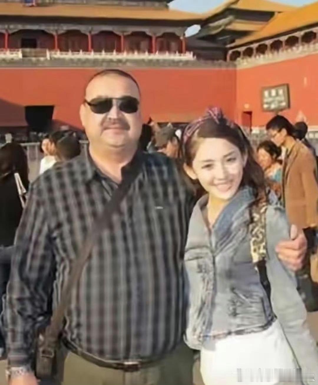 娜扎在综艺里聊起自己单身的原因，说主要是因为她爸。那些想追她的男生一看见她爸那架