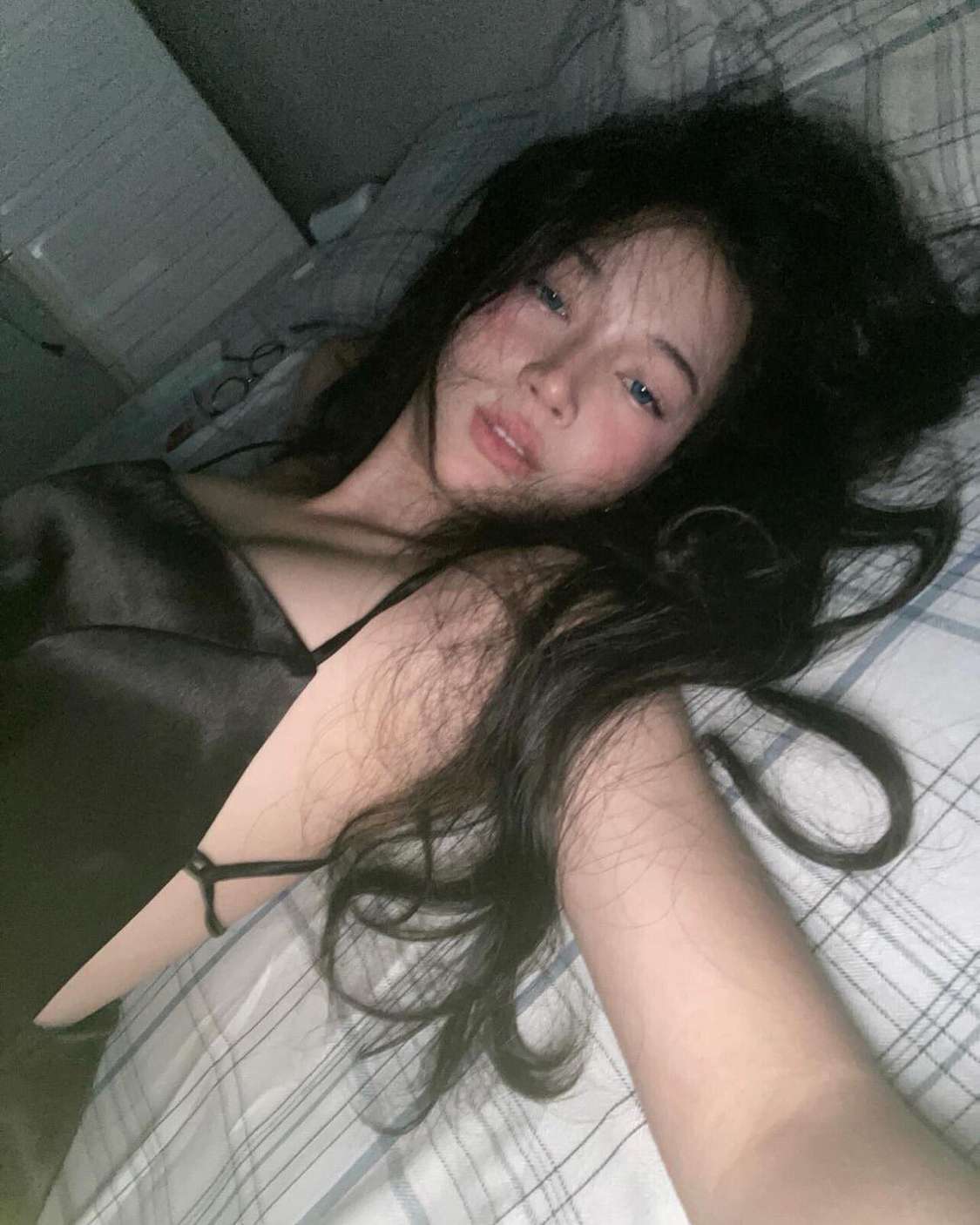 她说她吃饱了，想睡觉了！