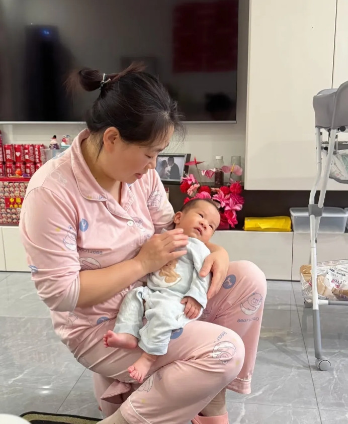 我姐在城里做月嫂，最近两天跟我吐槽婆家一个远房亲戚找他说儿媳还有两个月就临场了，