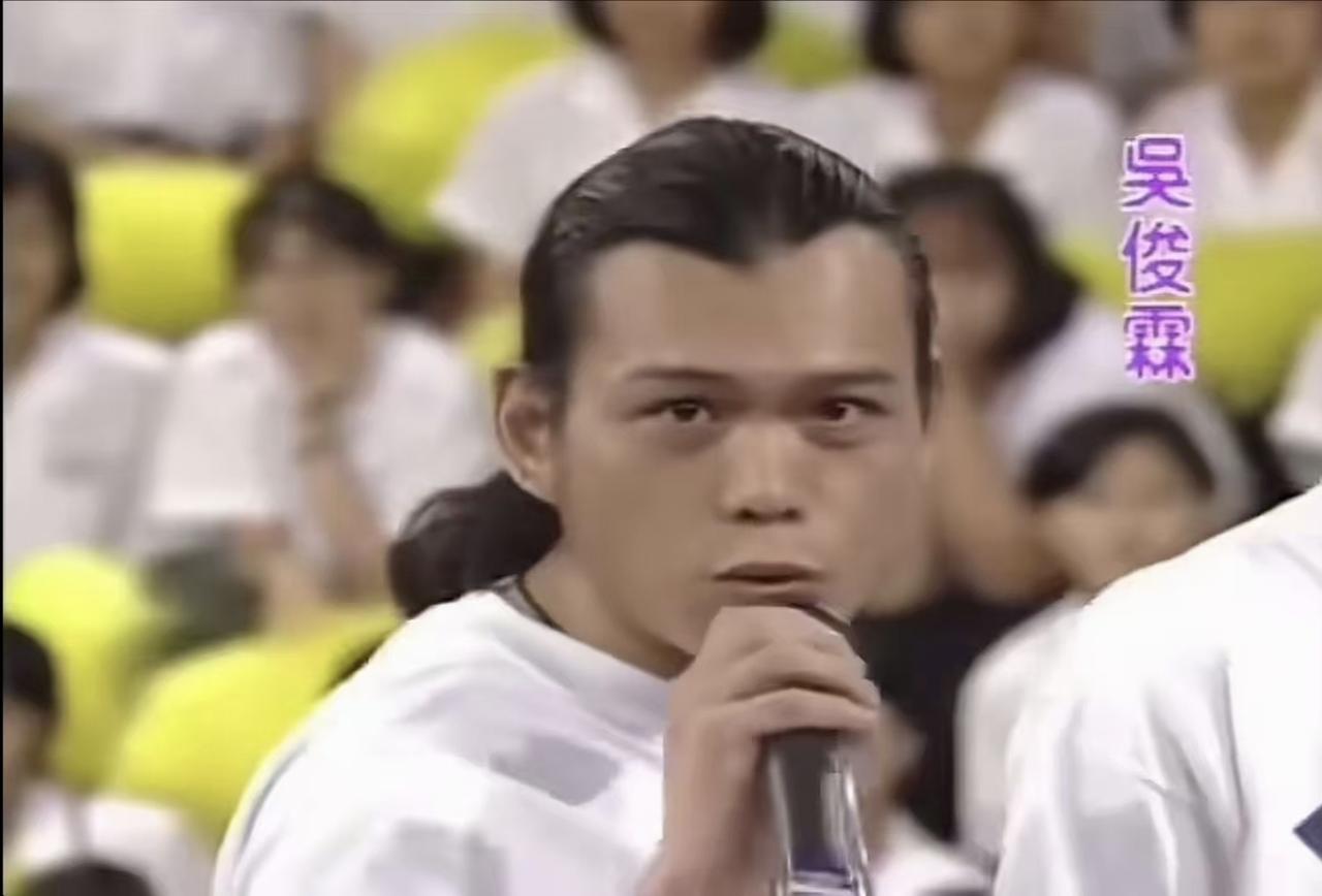 看了好久也想不出有个叫吴俊霖的男星！后面盯着这张脸看才发现他长得有点像伍佰，