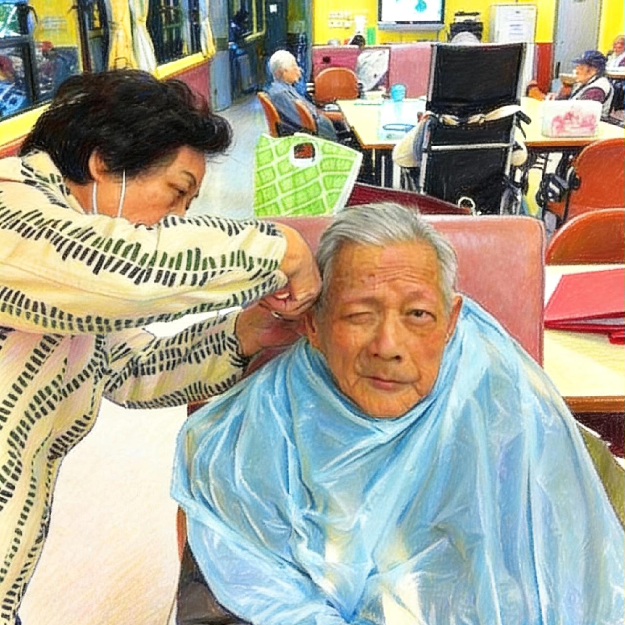 2012年，洪晃的亲生父亲洪君彦，在香港定居时，洪晃的继母陈贤英帮忙理头发，一张