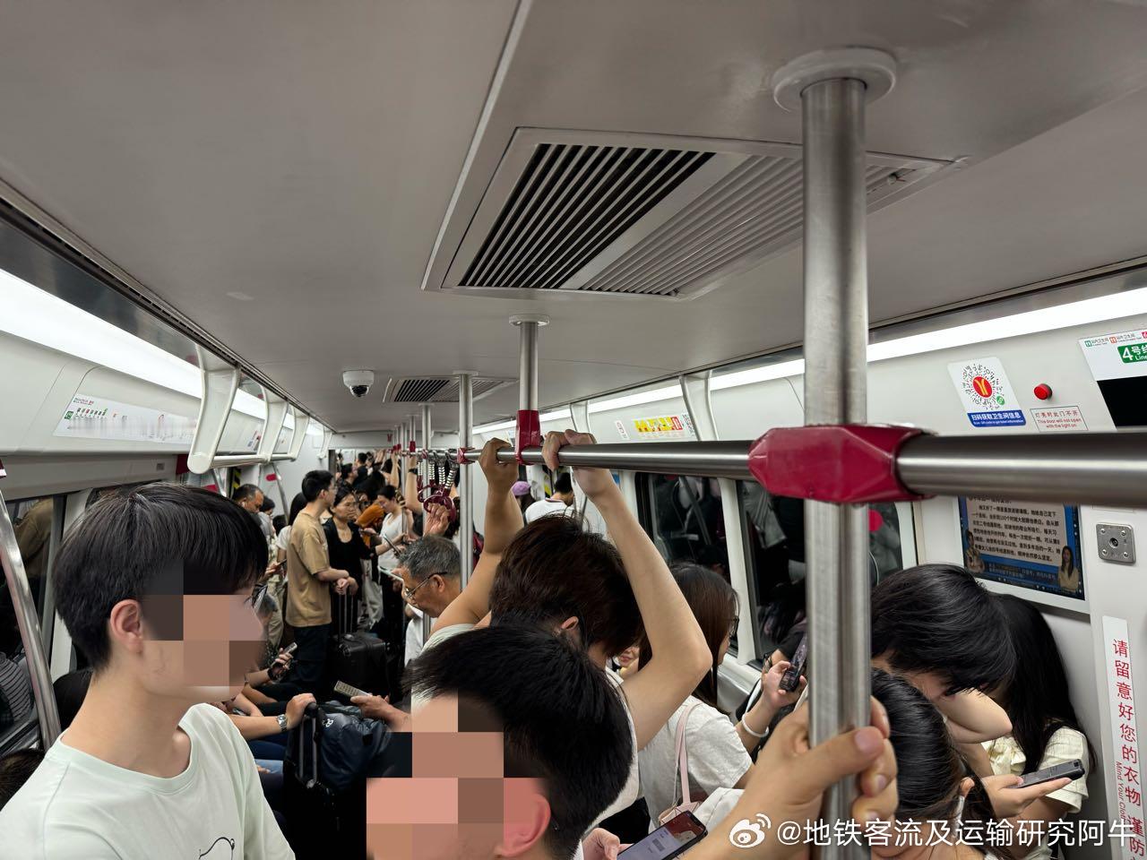 广州地铁网友：2026年4月22日（周三）广州地铁晚高峰前客流画面投稿。图1为