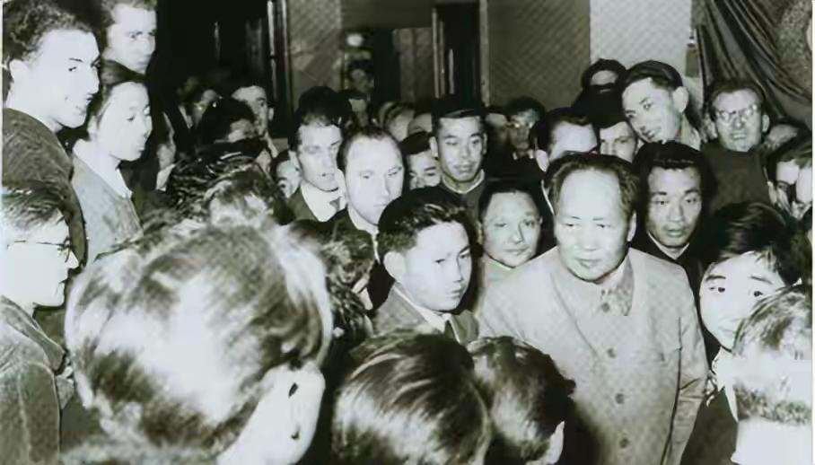 1957年11月17日晚上6时毛主席在莫斯科访问期间接见留学生对留学生讲的第