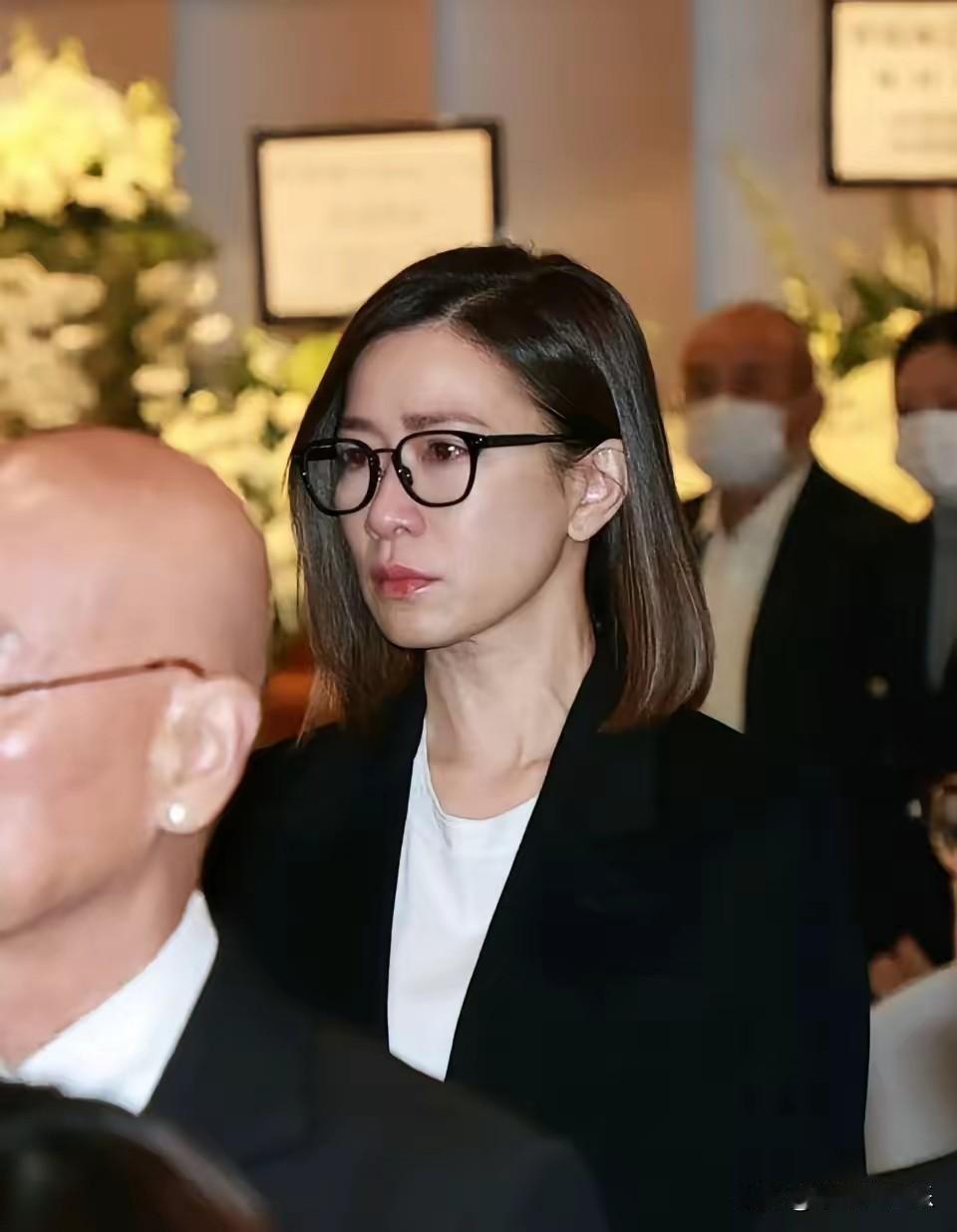直到看到佘诗曼素颜参加许绍雄追悼会，才明白TVB港星真不单单是气质和身材好，而是