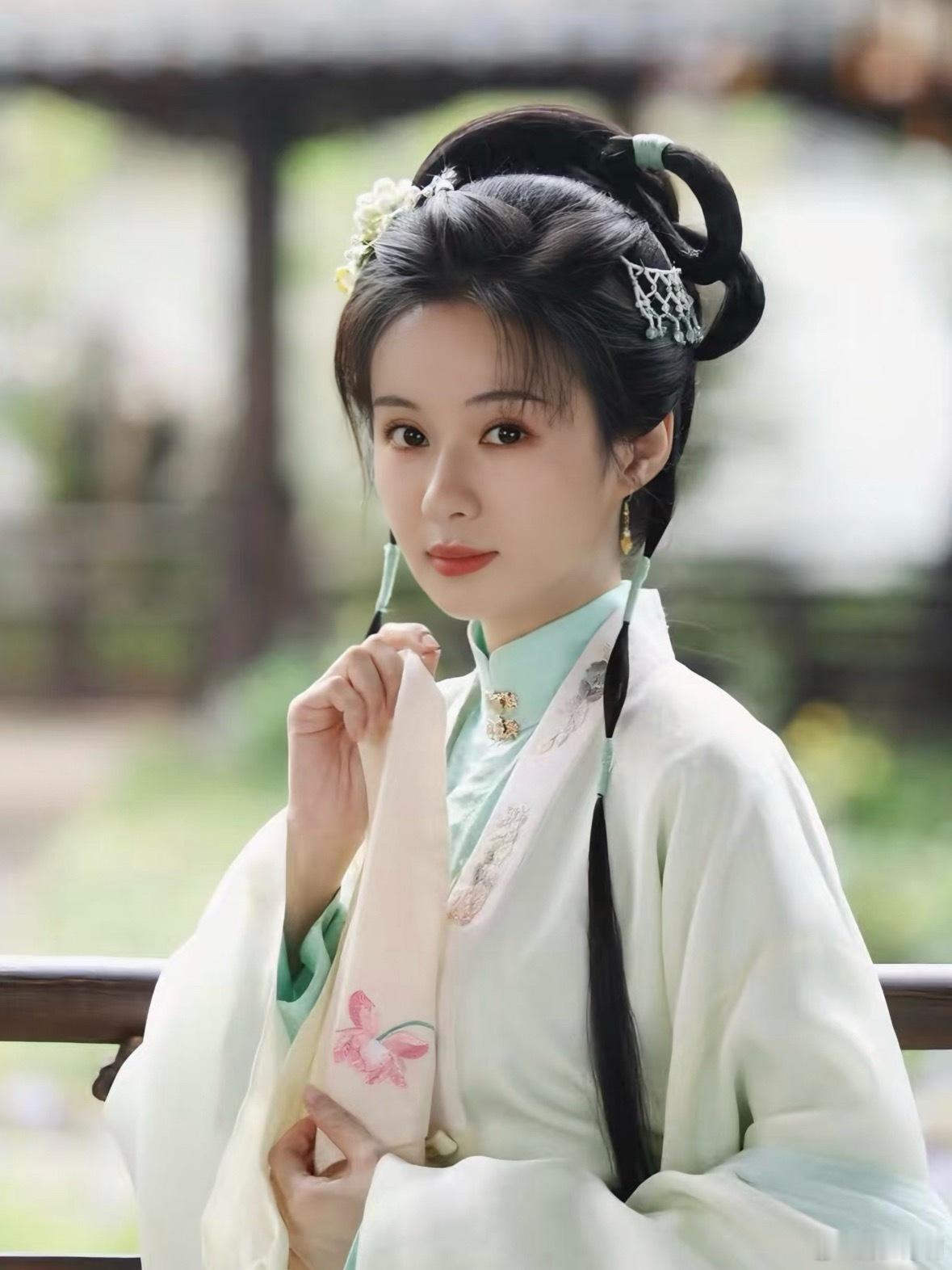 新剧《兰香如故》因台词、人设、情节与经典剧《知否知否应是绿肥红瘦》高度雷同，被网友全面对比，引爆“兰