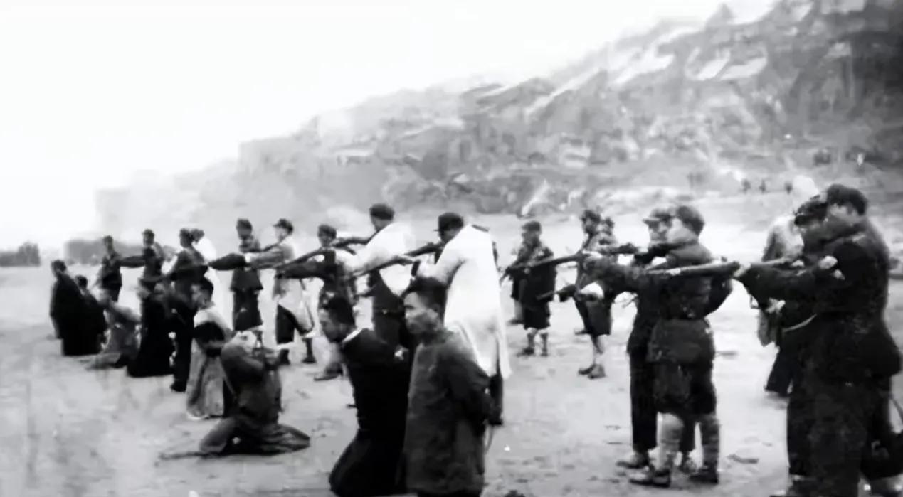 1947年，国军师长李铁民覆灭前，竟下令将城里关押的100多名地下党全部枪毙，国