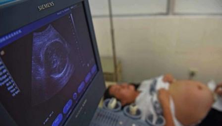 90后孕妈怀孕35周, 剖腹产生下“绿娃娃”, 医生说无知