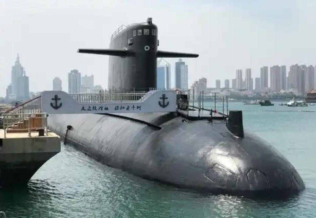 为什么核潜艇能够长时间保持在水下？因为说白了，如果不是潜艇兵需要出水面透气，核潜