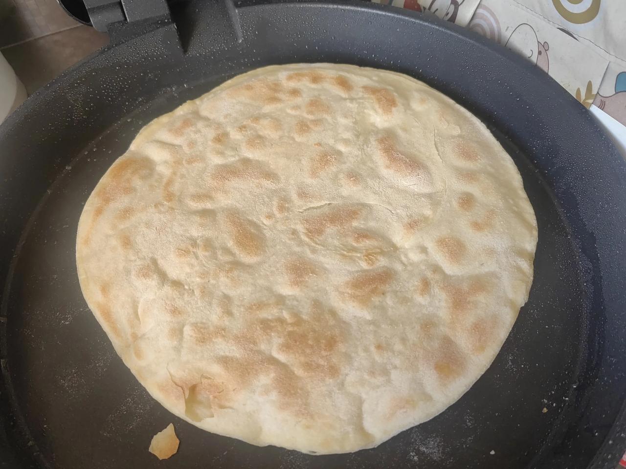 好长时间没有吃大饼了，今天给孩子们烙大饼，换换口味。今天是母亲节，让我不由自主