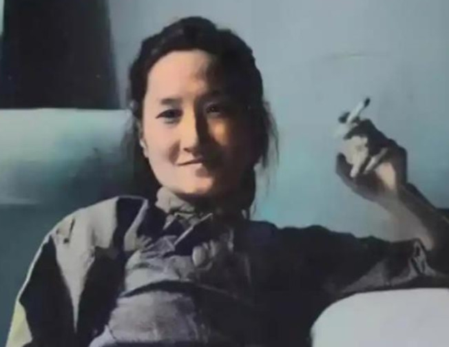 1965年，62岁陆小曼去世。翁瑞午的长女翁香光闻讯赶来，见四下无人，迅速解开陆