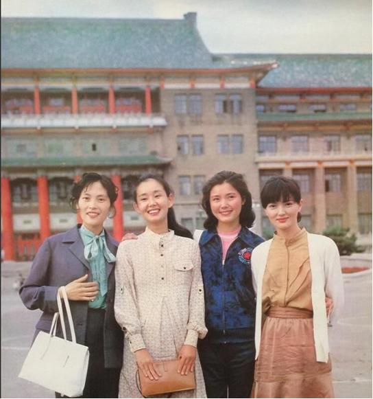 几十年前的老照片就是好看啊，无美颜无滤镜，中野良子和姜黎黎美的惊为天人。她们
