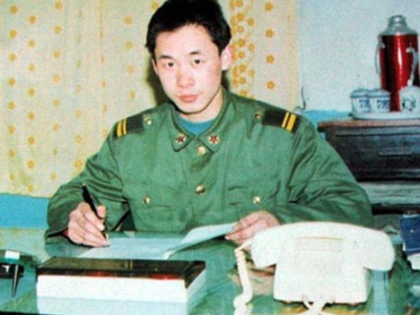 1995年，19岁的解放军梁强回家探亲，途中发现大巴车司机违规加油，上前阻止反被