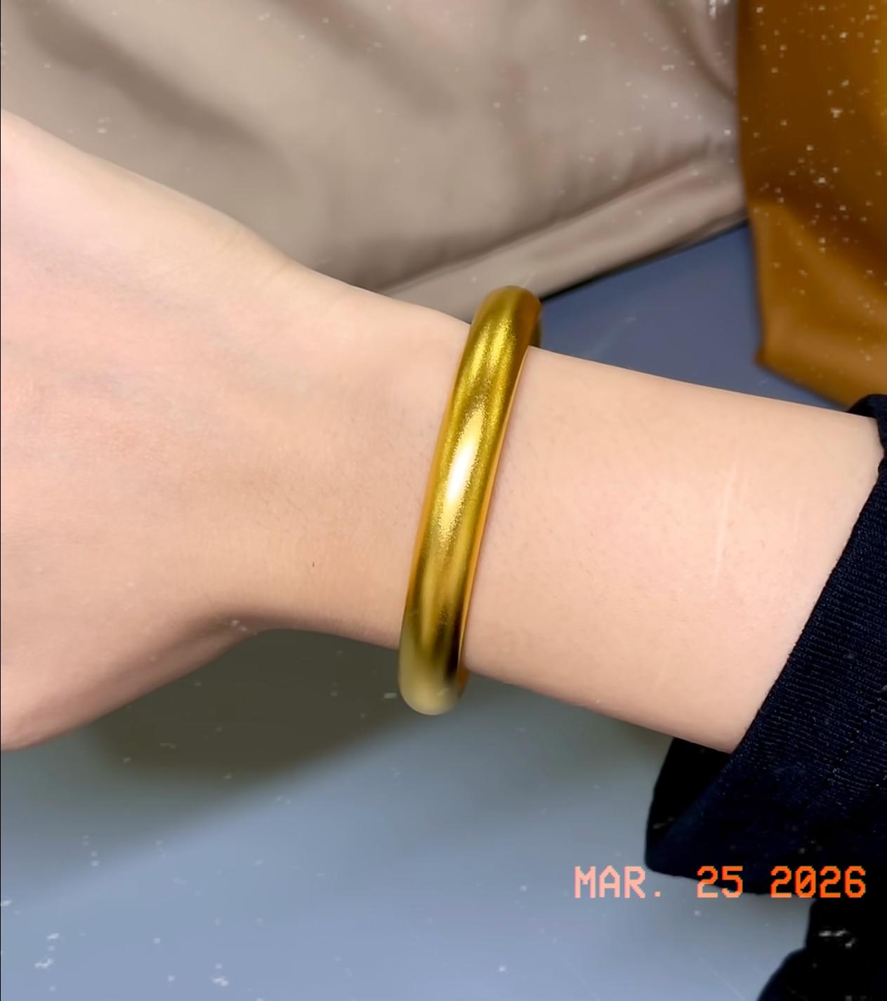 3月25号中午，我抓紧把手里300克黄金全卖了。今天金价直接暴涨，一口气突破