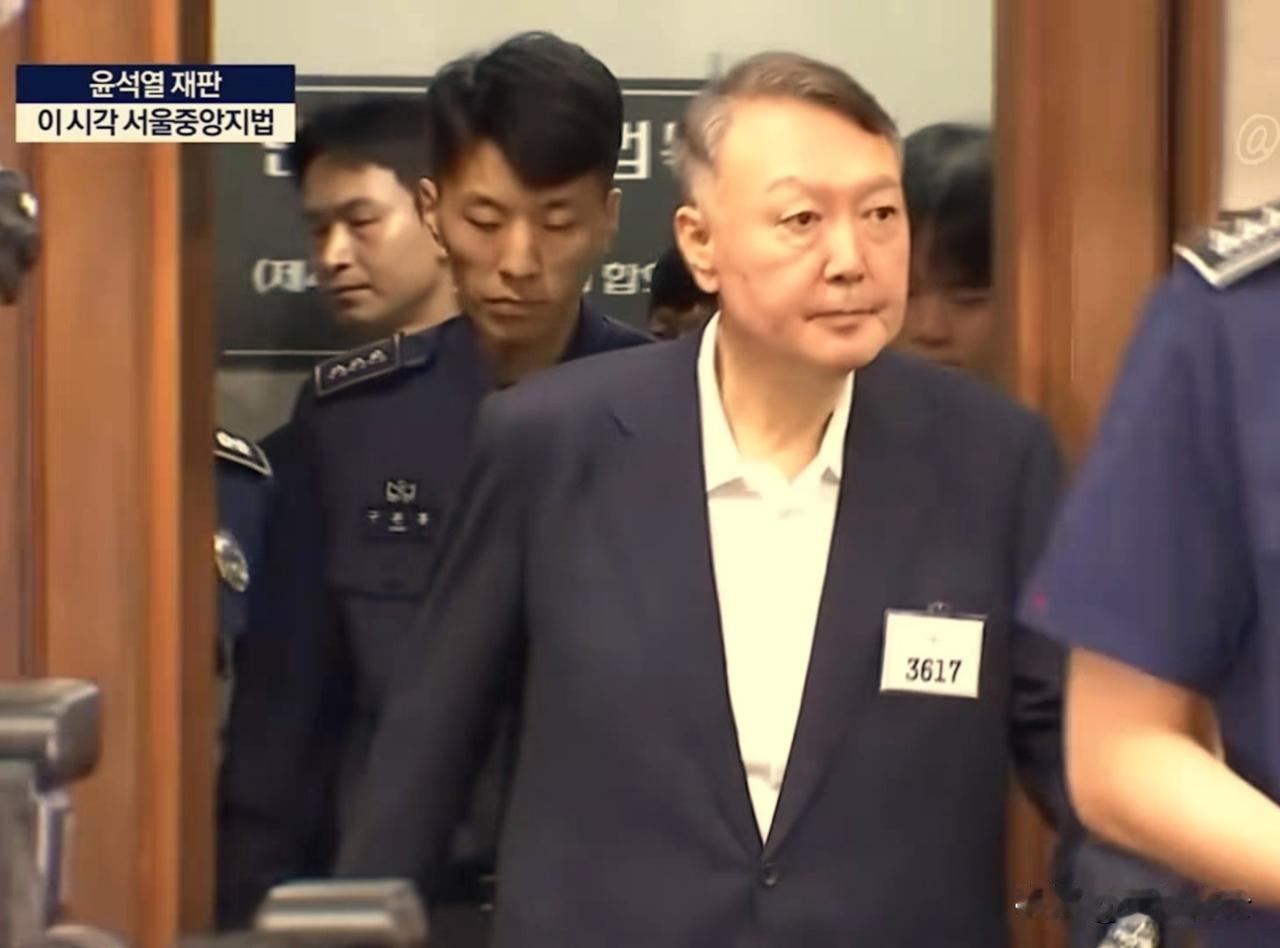 审判厅的大门被推开时候，尹锡悦眼神有些闪躲，一旁羁押他的小伙子表情有些复杂；