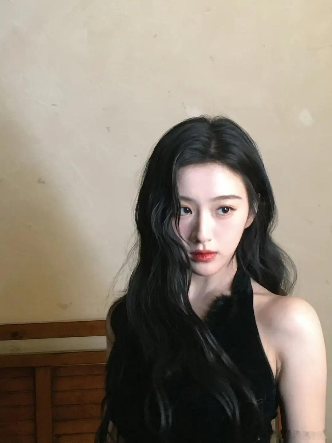 包上恩头发染回来了，还是黑色最对味儿