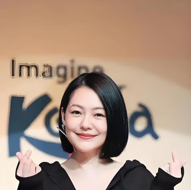 她走了，他们没哭完，就开始干活。具俊晔把0.3克骨灰封进黑钛吊坠，贴着心跳戴了