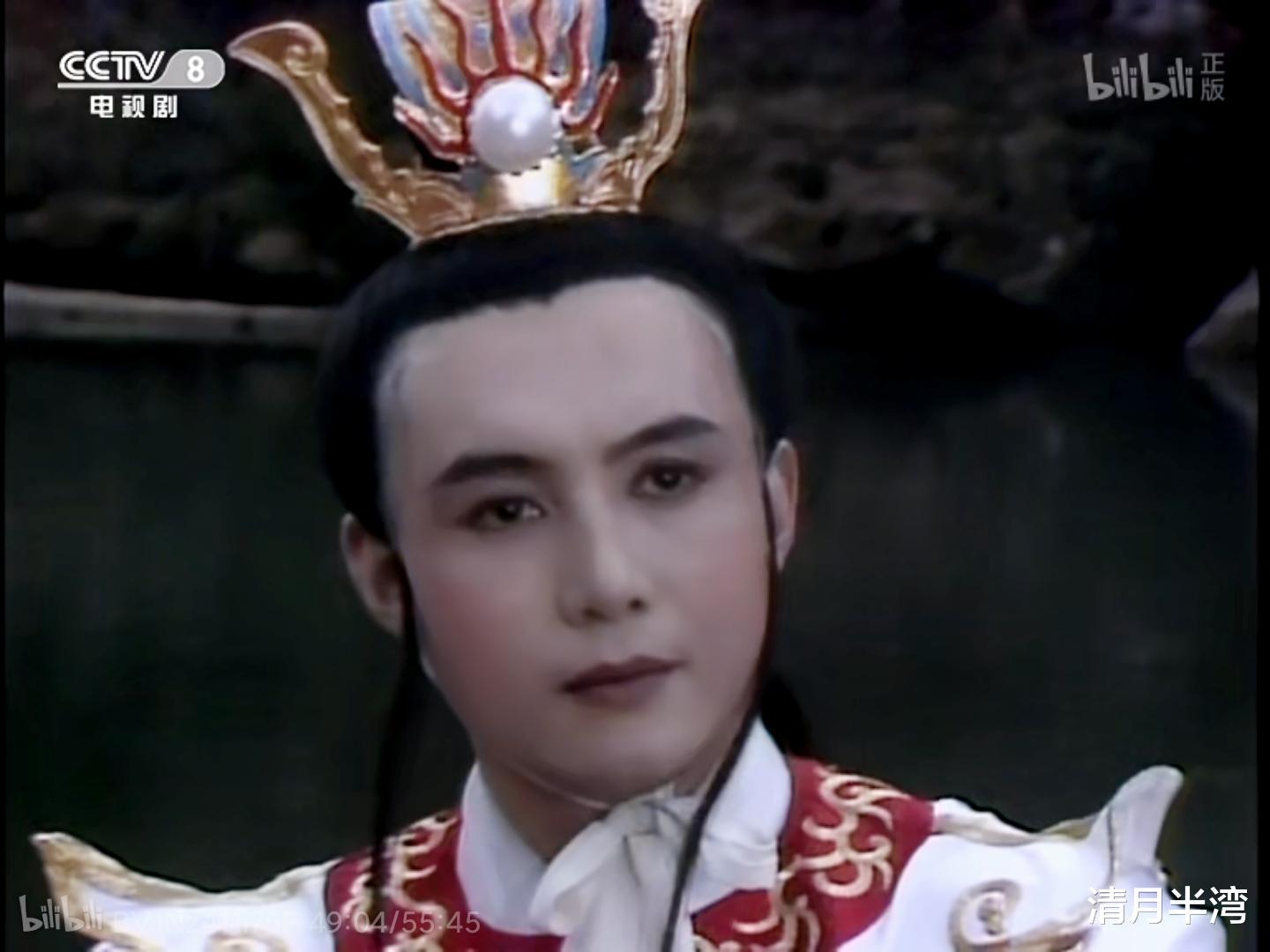 > 正文穿着白色绣金纹红领边衣衫,真是俊美清朗,看了王伯昭的小白龙